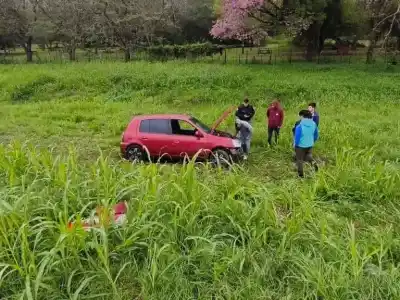 Perdieron el control en la curva de Guaycolec y terminaron fuera de la ruta