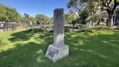 Una reliquia milenaria del Imperio Romano se esconde en una de las plazas más transitadas de Buenos Aires