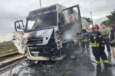 Susto en la ruta: un camión cargado de verduras se incendió camino a Buenos Aires