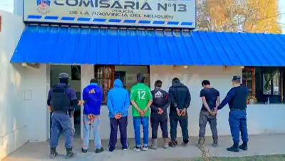 Rastrearon un celular robado y el allanamiento terminó con cinco detenidos en San Patricio del Chañar