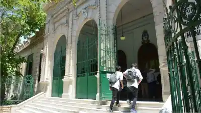 Padres de la Escuela Normal Sarmiento amenazan con tomar el edificio por la falta de porteros