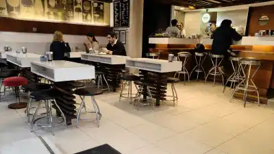 Adiós a los muebles atornillados: el cambio que se viene en los bares americanos de Rosario