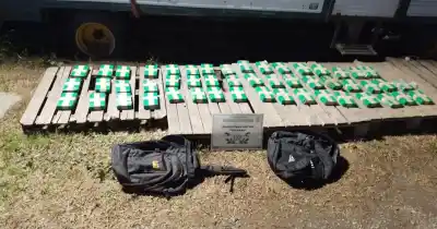 Encontraron dos mochilas cargadas de cocaína: el insólito detalle que delató al camionero