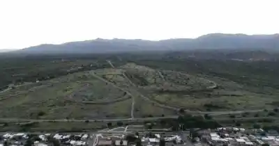 Fuego en el ex autódromo: dos focos activos y viviendas precarias en riesgo