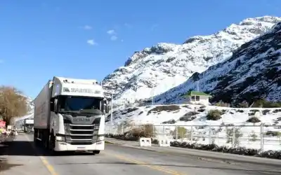 Camioneros sanjuaninos se preparan para la alta montaña: el requisito que exigen las mineras