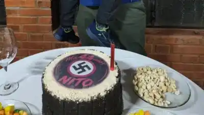Difunden fotos de un cumpleaños con saludo nazi y una torta con esvástica en Oberá: dos padres denunciaron