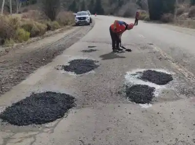Mientras el frío golpea la Ruta 40, Vialidad Nacional sale a tapar los baches más peligrosos