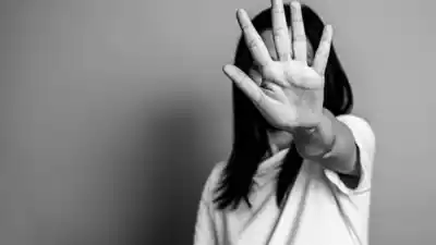 Golpiza en Libertador: un hermano atacó a su hermana delante de sus hijos y escapó