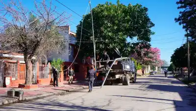 La Banda: refuerzan el alumbrado público y ya colocaron nuevas columnas en pleno centro