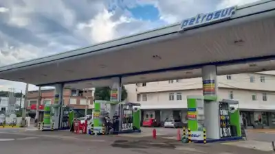 El costo de llenar el tanque en Encarnación: precios en guaraníes y su equivalente en pesos