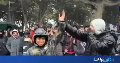 El fenómeno viral que copó Caleta Olivia: cientos de chicos desafiaron la lluvia para medir su 'aura'