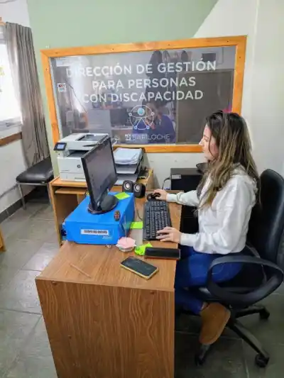 Transporte adaptado en Bariloche: cómo funciona el servicio que realiza 100 viajes por semana