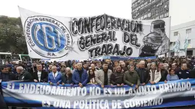 CGT, CTA y UTEP marcharon al Ministerio de Economía: ¿qué reclaman?