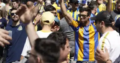 La previa canalla en San Pablo: banderazo en la sede de una histórica hinchada amiga