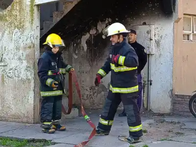El fuego estuvo cerca de propagarse: el detalle que evitó una tragedia en el barrio Malvinas