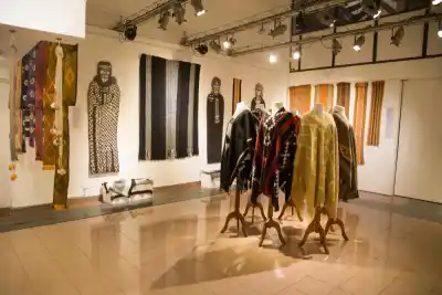 El poncho de Mariano Rosas revive en Buenos Aires: 34 piezas del oeste pampeano que nadie debería perderse