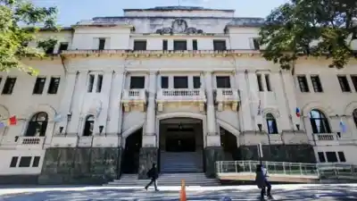 Escapó de milagro: la bala se trabó y su ex la apuñaló