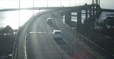 Se arrojó al Paraná desde el puente General Belgrano y lo salvaron unos malloneros