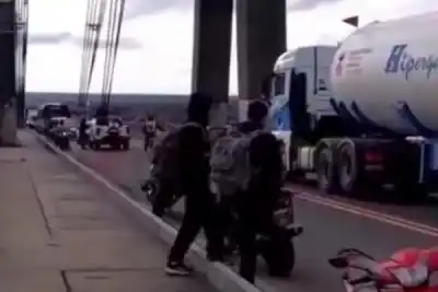 Se detuvo en pleno puente, dejó su moto y se lanzó al río: lo salvaron de milagro