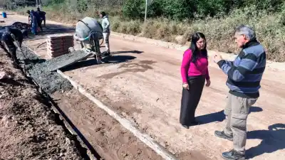 La intendente Iturre supervisó la obra de cordón cuneta en calle Los Castillo y adelantó novedades