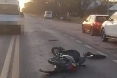 Tragedia en Figueroa: murió una mujer tras chocar su moto contra una ambulancia