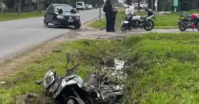 Chocaron a toda velocidad en una persecución y terminaron en una zanja: dos policías heridos