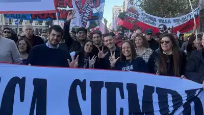 Juventud Radical de CABA: termo en mano y banderas históricas, así corteja a los jubilados del Congreso