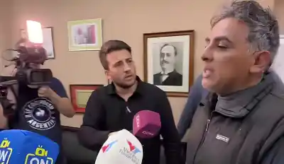 El abuelo del bebé irrumpió en una conferencia y puso en aprietos al ministro de Salud