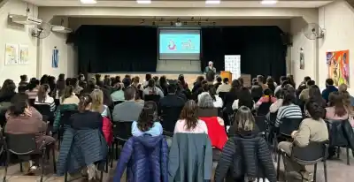 El vínculo familia-escuela en el centro de una charla que convocó multitudes en Arroyo Cabral
