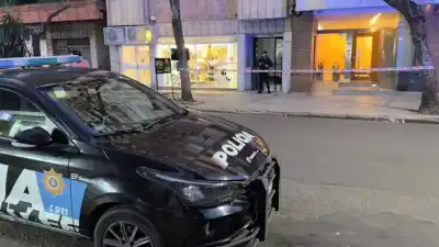 Atacó a su novia a cuchillazos en un departamento de Abasto y ella lucha por su vida en el Heca