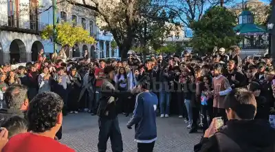 La fiebre de “farmear aura” llegó a Salta: una multitud de jóvenes tomó la Plaza 9 de Julio