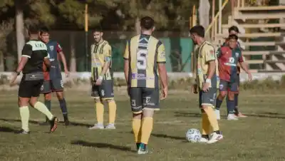 Escándalo en la Liga Confluencia: suspendieron un partido por insultos racistas al árbitro
