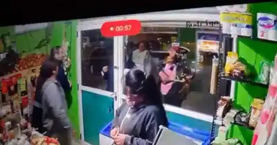 Patearon la vidriera de una verdulería en City Bell y la secuencia quedó filmada