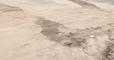 Una zanja lleva más de 25 días bloqueando una esquina en el barrio 60 Viviendas Norte y nadie aparece para arreglarla