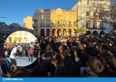El fenómeno que copó la Plaza 9 de Julio: cien adolescentes desafiaron su 'aura'