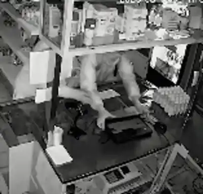 Robaron un minimarket en Villa Krause y volvieron para destruir las cámaras