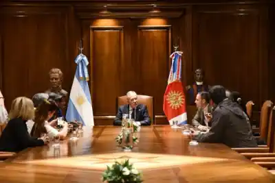 El emotivo encuentro de Suárez con los veteranos que llevan 26 años de solidaridad