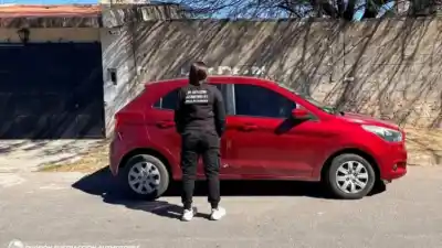 El Ford Ka robado apareció en un pasaje y la Policía allanó una casa: secuestraron pruebas clave