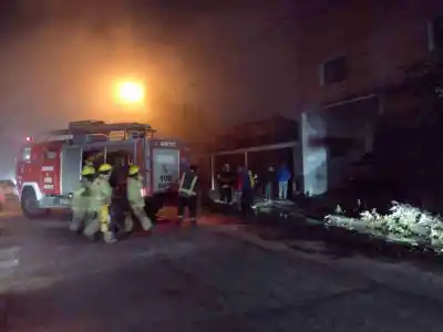 Incendio en la Villanueva: “Dos autos ardieron en un taller de GNC de Monteros”