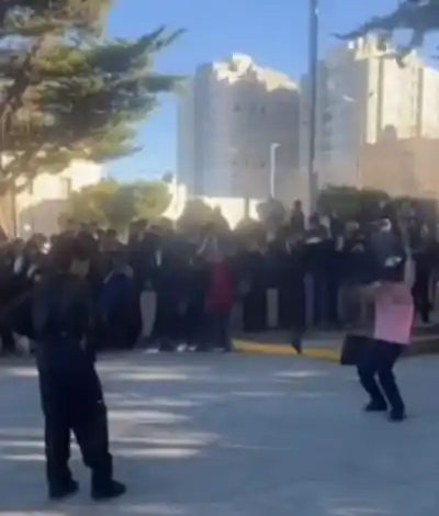 Jóvenes coparon la Plaza San Martín: la batalla de 'Farmear Aura' desbordó Comodoro
