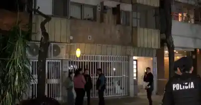 Impactante ataque en un edificio de Abasto: una joven de 18 años lucha por su vida tras ser apuñalada