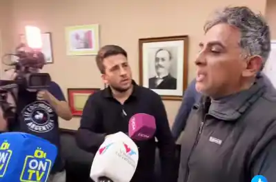 Escándalo en Concepción: el abuelo del bebé confundido irrumpió en plena conferencia y exigió respuestas