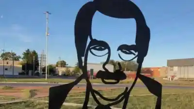 Error viral: Google Maps confundió un monumento a Raúl Alfonsín con uno a Saddam Hussein