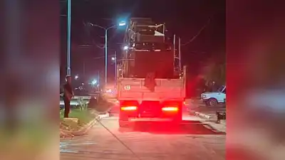 Un camión enganchó el tendido y provocó la caída de cuatro postes en Añatuya