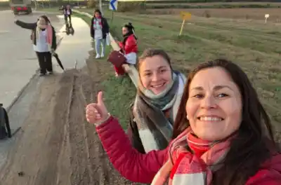 Docentes que viajan 260 km por día: la odisea de hacer dedo para llegar a las aulas