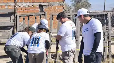 Un grupo de voluntarios levantó tres casas en un asentamiento que sufre inundaciones cada verano