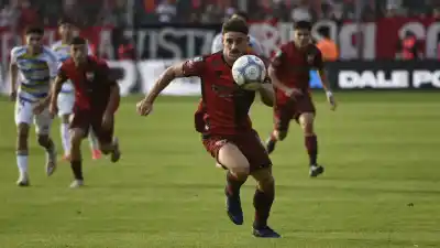 La doble batalla de Cóccaro: su lesión crónica y la presión de ser el 9 que Newell's necesita