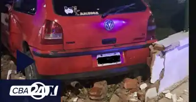 Un auto atravesó una tapia y terminó en el jardín de una casa en Córdoba