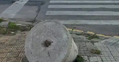 Peligro en 23 y 66: la tapa de un desagüe mal colocada amenaza a un vecino ciego