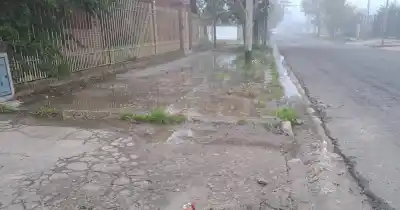 Desbordes cloacales y agua potable en la calle: el drama de dos barrios de La Plata que ABSA no resuelve